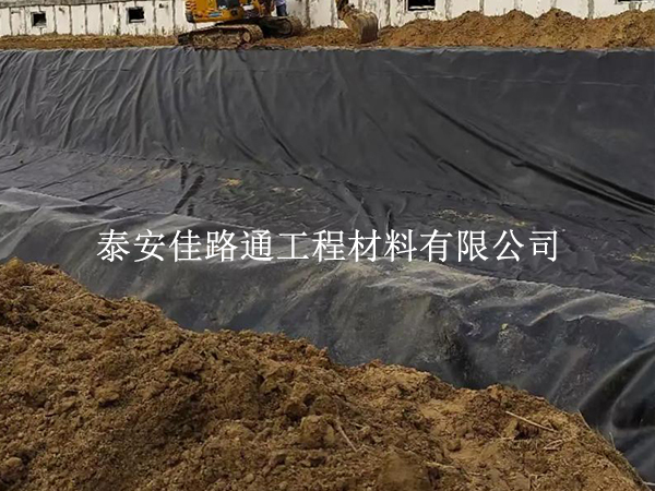 拒絕“滑坡”隱患：養殖防滲膜斜坡鋪設防滑穩